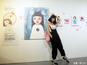 桃園插畫大展展演中心登場，插畫家現場導覽並與自己作品合影