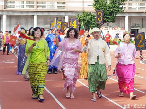 新住民學習中心神話故事城堡嘉年華開場服裝秀