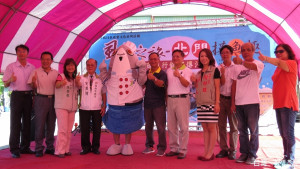 北門區長曾榮嘉、雲管處長徐振能、台南市議員侯澄財及市議員謝財旺助理謝舒凡、市府漁業科科長洪國堯都人與虱目魚寶寶歡喜合影，比出「第一讚」。（記者邱仁武／攝）