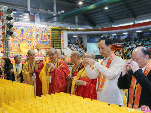 市長朱立倫出席藥師佛文化節，祈願國運昌隆、全民無災無難。（圖／記者黃村杉攝）