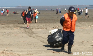 八百人齊聚淨灘 還給海洋一片乾淨