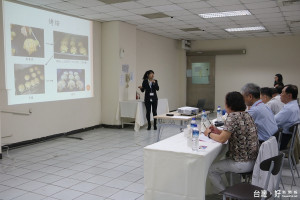 弘光科技大學食品科技系舉辦「2016年台灣食品產業新一代創新產品競賽

決賽」，以開發高齡消費族群加工食品為主題，全國各大學研發的十二種

創新產品，讓高齡者吃得健康。（記者陳榮昌攝）