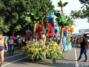 臺中花都藝術季，大型造型藝術車與柑腳阿嬤熱情演出。