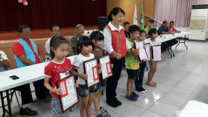 市議員蔡秋蘭（中）在西港區老人活動中心舉辦台南市「議長盃」書法錦標賽，二百名學生報名，蔡秋蘭主持頒獎。