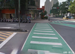 台中市區在熱鬧的商圈及學校優線畫設綠斑馬線，以鮮明的顏色提醒用路人及車輛注意交通路況。