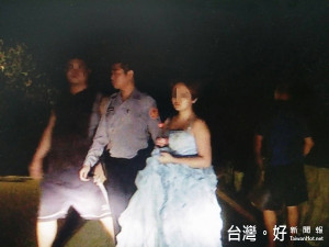 何姓女子婚姻不被祝福，穿婚紗海邊尋短，警方及時救回。