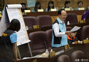 針對「副聯會」事件，桃園市議員林政賢於議事堂上提出質詢。