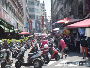  大甲公有第一菜市場，營運三十餘年營運不佳，地下室長期關門養

蚊子是暴殄天物一樁，反觀街道菜攤、停車製造亂源，遊客大倒胃口 

，區民反應求市府研擬重建，打造大甲市容環境。（記者陳榮昌攝）
