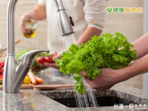 蔬果需要用洗滌劑嗎？　營養師：活水沖洗最乾淨