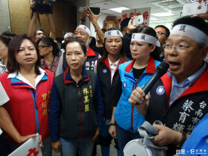 市議會國民黨團議員蔡育輝等人衝進市長室，市府由副秘書長林燕山代表出面。