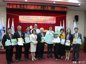 新莊菁美扶輪社等贈書給新莊區內23所公立國中小學及高中。（圖／記者黃村杉攝）