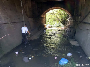 龜崙嶺鐵道遺跡附近荒煙蔓草，溪水更遭附近住家傾倒垃圾，工廠放廢汙水所污染。