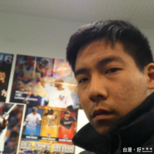 為抗議立法院衛環委員會強硬通過勞動基準法修正草案議事錄，社運人士王奕凱試圖衝進立法院內，但被警方動員制伏。（圖／王奕凱個人Facebook）