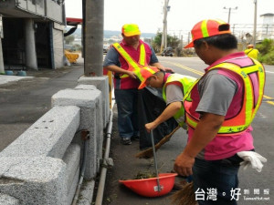 大甲區甲后路鐵路地下道，路況險惡，汽機車、行人及代步車通通駛

進道內，清潔隊員每天冒險打掃全安堪虞，地方籲請主管單位重視，

確保隊員們的工作安全。（記者陳榮昌攝）
