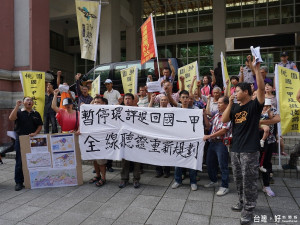 抗議國一甲道路黑相作業，沿線居民到桃園市議會前抗議要求市府撤回重議。