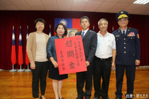 市議會議長賴美惠（左二）與議員趙昆原（右二）27日於市警局局務會議暨視訊系統開台典禮上，頒發偵破重大刑案及為民服務工作慰問金，由刑事警察大隊大隊長黃建榮（中）代表接受。