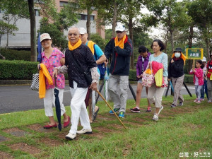 長庚醫療體系40週年守護健康四院區健康起步走，桃園龜山養生文化村的老人也出來走走。