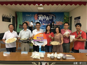 七股區長莊名豪（左三）、市府漁業科科長洪國堯（左二）及樹林里長黃寶田（右一）等人展示虱目魚水餃DIY的成果。（記者邱仁武／攝）