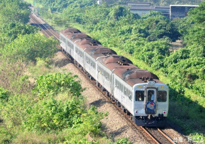 重溫當年乘車回憶　台鐵「白鐵仔」光華號復出行駛