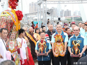 新莊慈祐宮集結板橋慈惠宮及新莊廟街等宮廟的20位神尊，以定點停駐的方式讓信眾躦轎腳求平安。（圖／記者黃村杉攝）