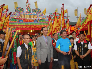 市長朱立倫親自迎玄天上帝上轎、點起馬炮，扶轎起駕。（圖／記者黃村杉攝）