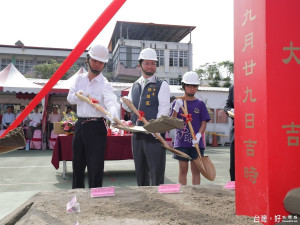 東勢區石角國小校舍因年久老舊而進行重建工程，二十九日由市長林佳龍(中)主持動土儀式。(記者黃玉鼎攝)