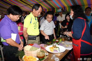 「社區總鋪師美食料理活力扎根活動」於30日上午在埔里鎮珠仔山社區造紙龍手創館熱鬧登場，文化局長林榮森(左3)、議員廖志城(左2)也到場為社區總舖師加油！左1為珠仔山社區發展協會理事長黃啟瑞。