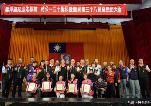 龍潭區榮民節慶祝大會中，頒獎給服務榮民及推動相關業務有功人員。