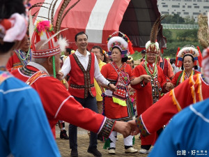 市長朱立倫出席在樹林區原住民族主題部落公園盛大舉行的阿美族祭儀文化活動。（圖／記者黃村杉攝）