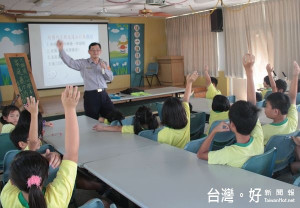 北港警方積極巡迴校園開講，幫助學童從小建立法治觀念及犯罪預防。（記者陳昭宗拍攝）