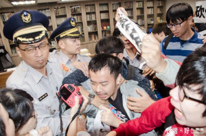 抗議學生與現場員警發生激烈拉扯衝突。（圖／取自公民行動影音紀錄資料庫臉書專頁）
