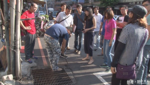 重鋪柏油竟堵死水溝　施工草率惹民怨