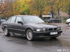 一場台中東海商圈的交通糾紛，讓BMW E38 7系列車型瞬間翻紅。（圖／Flickr）