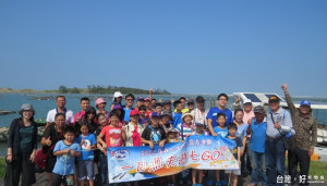 七股區公所舉辦「一日漁夫遊七股」揪團遊程活動，獲得很大迴響。（記者邱仁武／攝）
