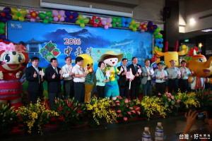 中台灣4縣市縣長副縣長等共同推薦中台灣農業博覽會5日登場。（記者扶小萍攝）