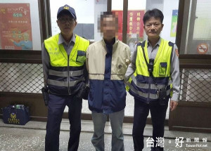 水林警方遇男子夜間騎機車未開車燈，攔查後發現有酒後駕車情事，酒測值達0.83超過標準，依公共危險罪移送偵辦。（記者陳昭宗拍攝）