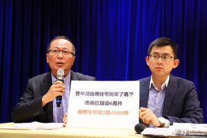 地稅局長陳進雄(左)與新聞局長卓冠廷