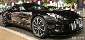 Aston Martin one-77跑車只限定生產77台，報價高達120萬英鎊（約合4760.4萬新台幣）。（圖／Wikipedia）