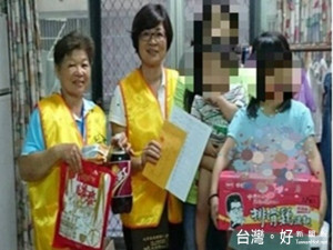 外埔區小茵獨立撫養四名年幼孩子，大同里里長林秀緞與愛鄰守護隊

志工，協助募集物資及善款補助，緩解她一家生活，並鼓勵為孩子要

堅強克服困難。（記者陳榮昌攝）
