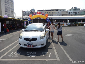 ▲學員於觀摩會中參與體驗道路駕駛考照。（圖／記者潘姿瑛攝）