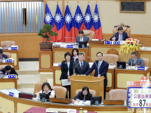 議員針對學童營養午餐、毒品防治工作、國家電影文化中心推動進度與樹林地方建設等提出質詢。（圖／記者黃村杉攝）