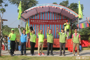 楊梅區體育會張火爐(右三)與來賓一同鳴槍，登山、淨山活動正式開。
