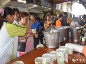 大甲鐵砧山西靈宮昨日舉辦冬令進補，提供免費品嚐麻油雞、油飯讓

民眾品嚐進補。（記者陳榮昌攝）
