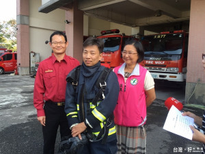 大溪義消分隊在全國義消競技大賽成績優異，市議員陳治文特前往嘉勉與祝賀。(記者陳寶印／攝)