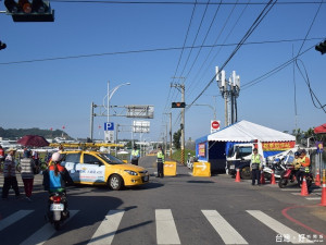 為讓花海周邊車流能維持順暢，東勢警分局員警及協勤民力總動員。（記者黃玉鼎攝）