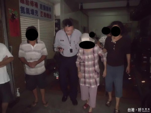 迷失老婦馬路游走 熱心民眾報警助返家