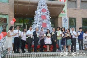 環球科大幼兒園心願樹點燈啟動「Double One 大步愛」，為雲林家扶小朋友募集耶誕禮物圓夢。（記者陳昭宗拍攝）