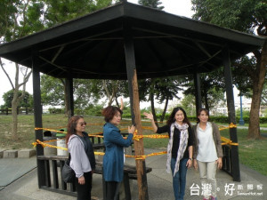 震災公園涼亭即將倒塌，市議員李麗華和民眾抗議。林重鎣攝