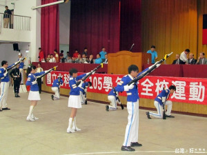 北科附工105年運動會10日冒雨舉行，學生在寬敞的禮堂進行校閱儀式，運動大會在儀隊表演操槍與分列式揭開序幕