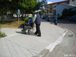 南市公園出入口車阻，工務局拆除後，讓高齡者使用輪椅更便利。